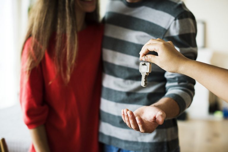 How to navigate the process of making an offer on a house 
